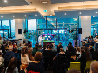 Teatrul de Păpuși revine în Iulius Mall: sâmbătă, marionetele aduc pe scenă „Punguța cu doi bani”. Participarea este gratuită