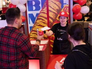 Sute de clujeni au încercat preparatul-vedetă din noua locație Bite Me Korea din Iulius Mall