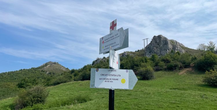 Trasee turistice și de escaladă, refăcute de salvamontiștii clujeni