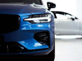 Beneficiile achiziționării unei mașini second-hand certificate comparativ cu una standard: descoperă-le și tu!