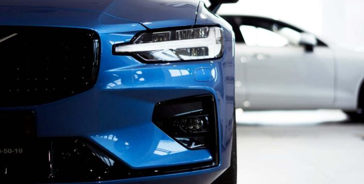 Beneficiile achiziționării unei mașini second-hand certificate comparativ cu una standard: descoperă-le și tu!