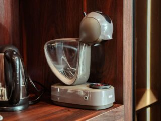 Este momentul să renunți la ibric? Avantajele moderne ale cafelei la aparat cu capsule sau cu boabe