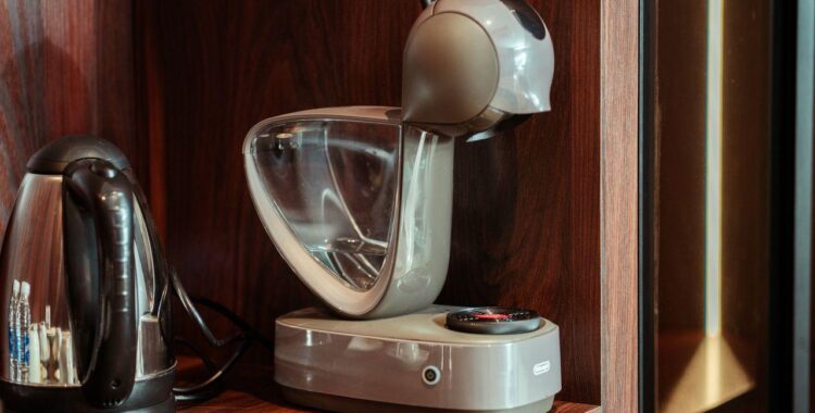 Este momentul să renunți la ibric? Avantajele moderne ale cafelei la aparat cu capsule sau cu boabe