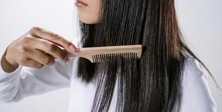 Frumusețea în derivă: 7 obiceiuri zilnice care îți pot deteriora părul fără să îți dai seama