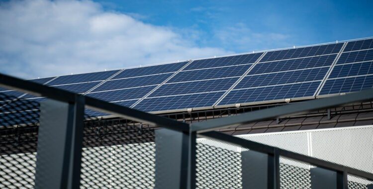 Panourile solare în zone urbane: cum să profiți de spațiul limitat pentru energie verde
