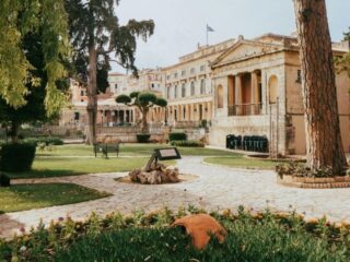 Vacanță în Corfu, dincolo de plajă: fortărețe venețiene, sate verzi și experiențe locale