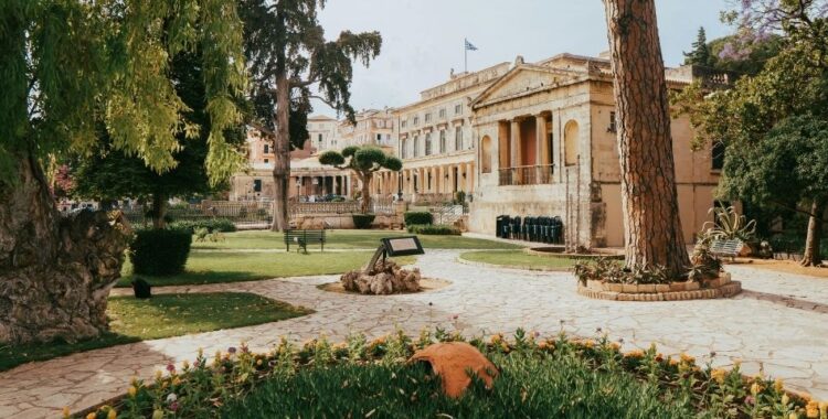 Vacanță în Corfu, dincolo de plajă: fortărețe venețiene, sate verzi și experiențe locale