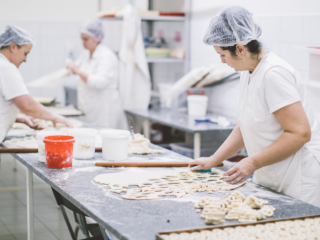 4 Motive pentru care mesele din inox sunt investiții ideale în HoReCa