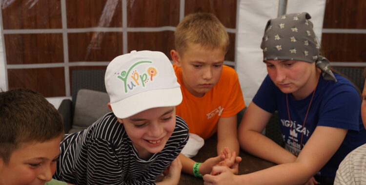 „O mie de scenarii. Un diagnostic”. Gândurile unor copii bolnavi cronic, precum și ale părinților lor, într-o instalație audio în centrul Clujului