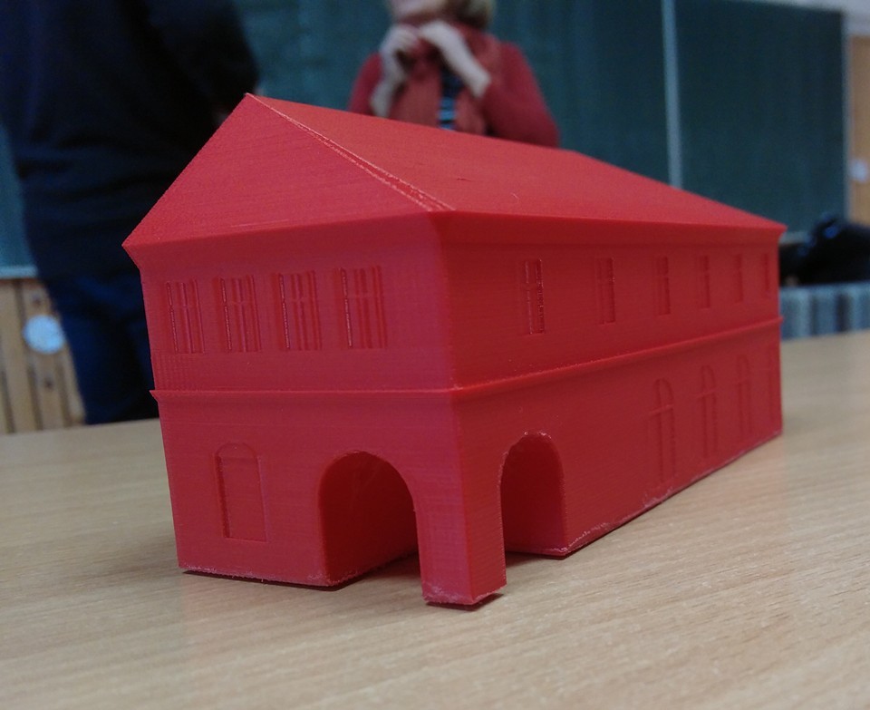 Casa Hintz, clădirea ce adăpostește Muzeul Farmaciei, „păzită” de un