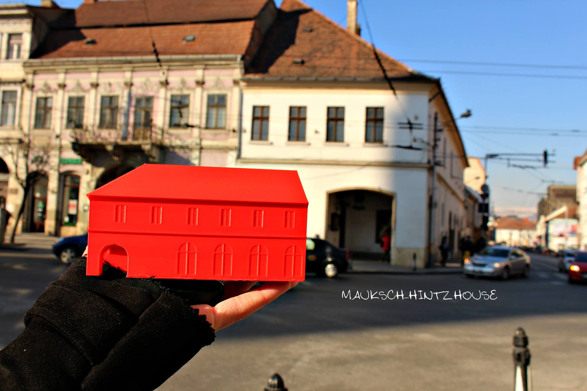 Casa Hintz, clădirea ce adăpostește Muzeul Farmaciei, „păzită” de un