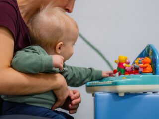 Cum alegi un kinetoterapeut pentru bebeluș? Sfaturi utile pentru părinți