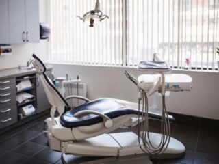 Cum să alegi o clinică stomatologică în Cluj-Napoca: 7 criterii la care să fii atent