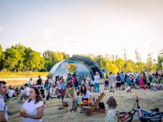 Clujul intră în atmosferă de vacanță: 10 zile de plajă, muzică și vibe urban la Vamos a la Playa!