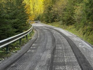 Lucrări pe un drum județean situat în spectaculosul defileu Răcătău – Măguri Răcătău