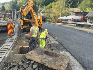 Lucrări de întreținere între Răchițele – Doda Pilii, pe unul dintre cele mai spectaculoase drumuri din zona de munte