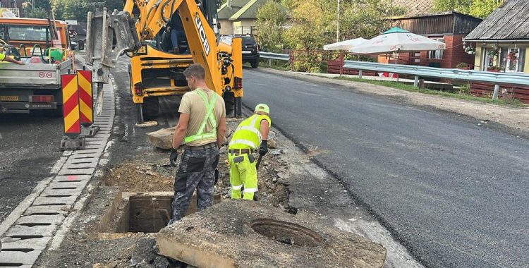 Lucrări de întreținere între Răchițele – Doda Pilii, pe unul dintre cele mai spectaculoase drumuri din zona de munte