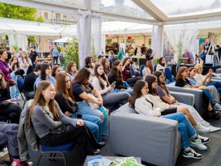 FICT 2025: Poveștile care ne țin treji. Întâlniri, discuții și cărți care construiesc viitorul
