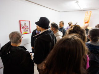 „Așa ieși din casă? 2”: o nouă expoziție despre identitate, vestimentație și puterea mesajului vizual, la White Cuib