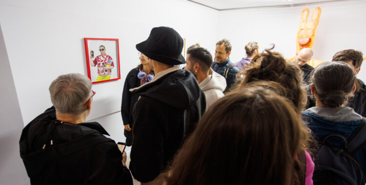 „Așa ieși din casă? 2”: o nouă expoziție despre identitate, vestimentație și puterea mesajului vizual, la White Cuib