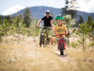 Ghid pentru părinții care vor să transforme plimbările cu bicicleta în experiențe de familie