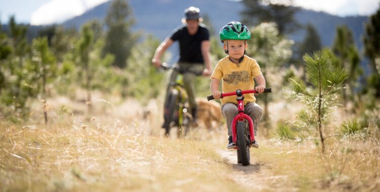 Ghid pentru părinții care vor să transforme plimbările cu bicicleta în experiențe de familie
