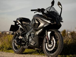 Cum îți pregătești motocicleta pentru un weekend de explorare: protecție, confort și upgrade-uri utile