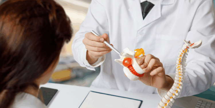 Hernia de disc pe înțelesul pacienților: simptome, diagnostic și pași către tratament