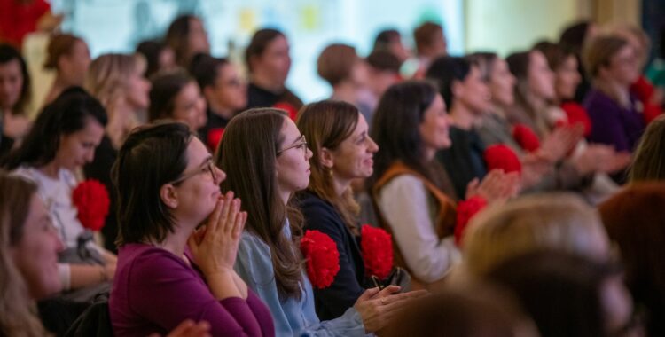 Conferința Înfloritoare 2026 ajunge la Cluj. Leadership feminin și solidaritate pentru mame