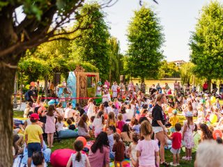 O nouă săptămână, iar poveștile dedicate cinefililor și celor mici continuă la Iulius Mall. Movie Nights și Kids Thursdays te invită în Iulius Parc