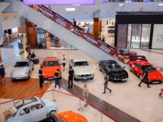 Ferrari, Porsche și Ford Mustang, o parte dintre autovehiculele de colecție expuse la Iulius Mall Cluj, în cadrul „Classic Car Show”