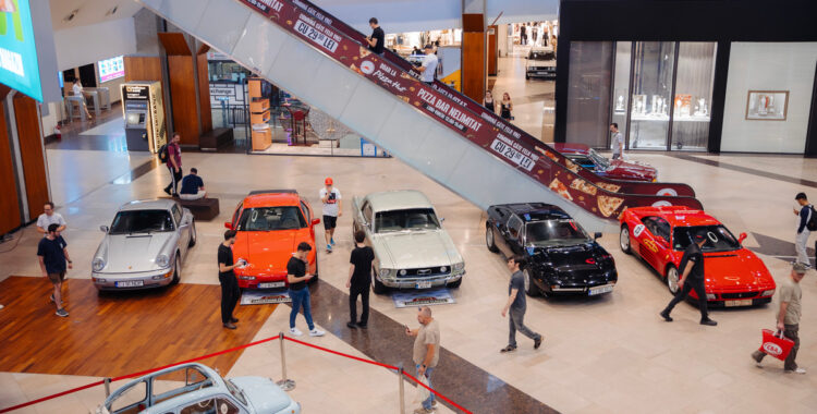Ferrari, Porsche și Ford Mustang, o parte dintre autovehiculele de colecție expuse la Iulius Mall Cluj, în cadrul „Classic Car Show”