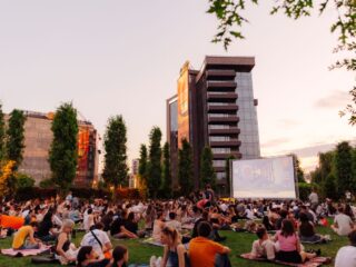Movie Nights revine la Iulius Mall Cluj cu seri tematice în aer liber. Vineri, vino la film în pijamale!