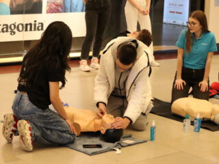 Învață cum poți acorda prim-ajutor copiilor, femeilor însărcinate și nu numai, în acest weekend, la Iulius Mall Cluj!