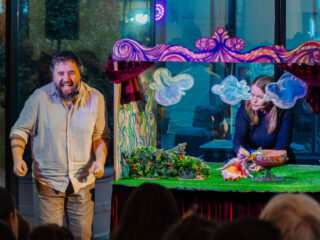 Teatrul de Păpuși aduce pe scena din Iulius Mall „Povestea omului de zăpadă”