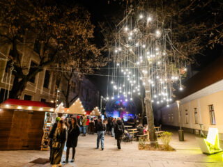 Lights On revine cu instalații îndrăgite, un altfel de târg de Crăciun și un autobuz plin de lumini