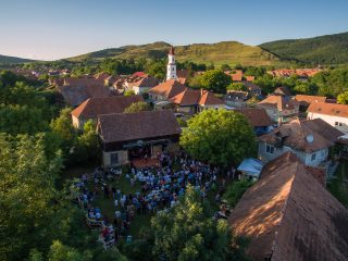 Șura din Mera își deschide porțile pentru a zecea oară iubitorilor de world music și folclor