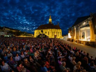 Spectacole în premieră la Opera Aperta 10: de pe platforma avioanelor, pe scene urbane, alături de sute de artiști