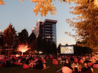 Cinema în aer liber pentru cei mici și cei mari, cu proiecții pe un cub uriaș, gaming și surprize, la Orange Weekends în Iulius Parc