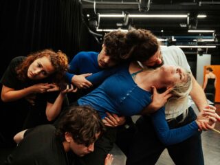 „Untitled No. 7”, spectacol de teatru fizic despre doliu, memorie și absență