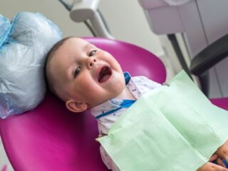 Primul control stomatologic al copilului: când e momentul potrivit și cum îl pregătești