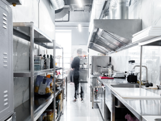 Rafturile din inox – soluții pentru bucătării profesionale și producție alimentară