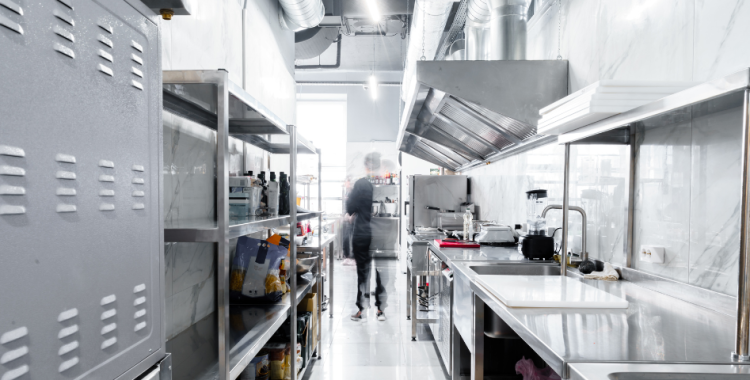 Rafturile din inox – soluții pentru bucătării profesionale și producție alimentară