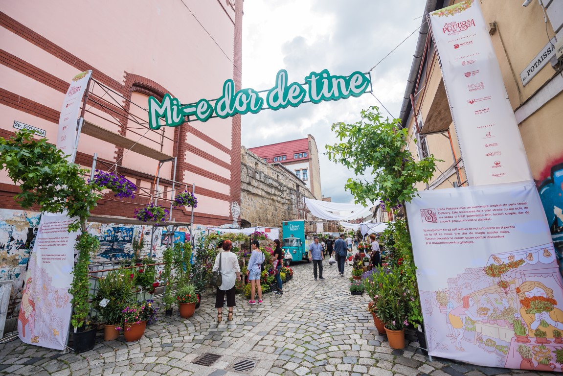 Strada Potaissa se transformă din nou în „Piața de flori altfel”