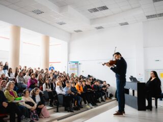 „Un Stradivarius în școli”: Răzvan Stoica și Andreea Stoica aduc muzica clasică mai aproape de elevii din Cluj-Napoca