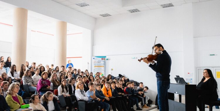 „Un Stradivarius în școli”: Răzvan Stoica și Andreea Stoica aduc muzica clasică mai aproape de elevii din Cluj-Napoca