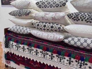 Expoziție de textile brodate din Câmpia Transilvaniei, la Muzeul Etnografic