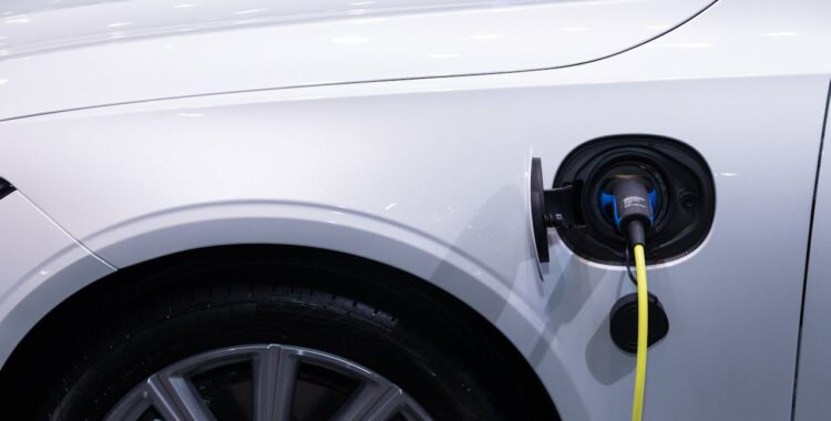 Anvelope și mașini electrice: ce trebuie să știi despre uzură, greutate și aderență