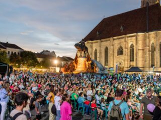 WonderPuck are, la 10 ani, prima scenă gândită pentru adulți