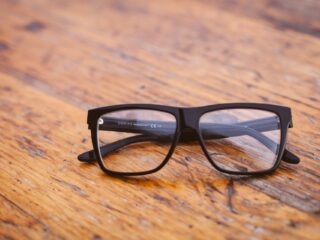 Ochi hazel și ochelari de soare Ray-Ban: cum îți pui în valoare privirea în orice sezon